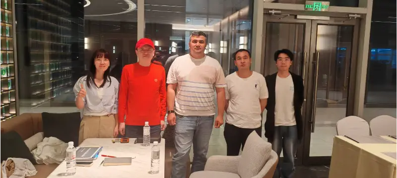 Liesa Mərkəzi Asiyadan olan bir müştəri ilə işini müzakirə edir